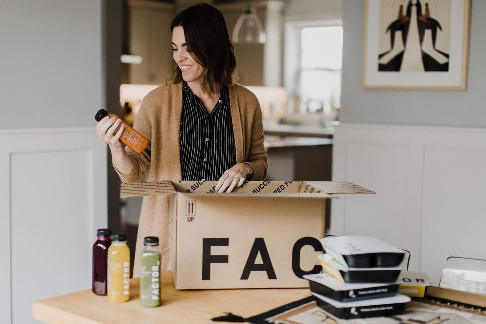 Factor delivery box with meals and juices 