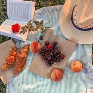 Summer Picnics - Pack These Summertime Essentials